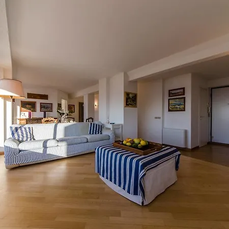 Appartement Altido Marvellous Penthouse In